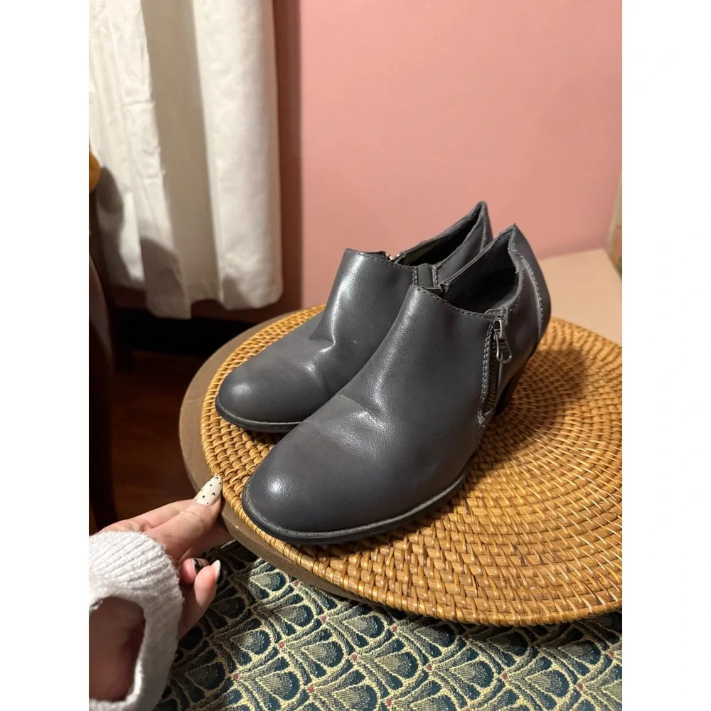 G.H. Bass Tiana Grey Faux Leather Ankle Booties Block Heel Shooties Womens 9M